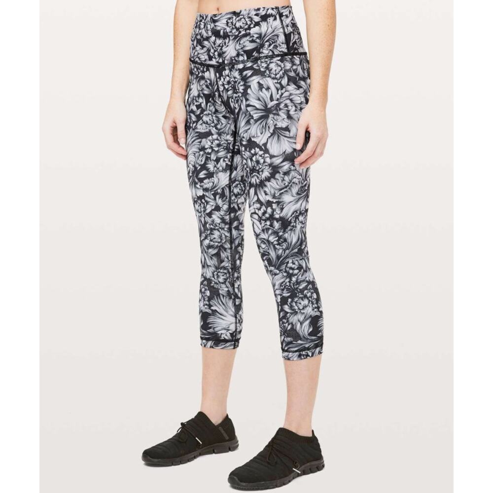 Like New Lululemon Fast & Free 21" Night Garden Ice Gray Black Crop Leggings
